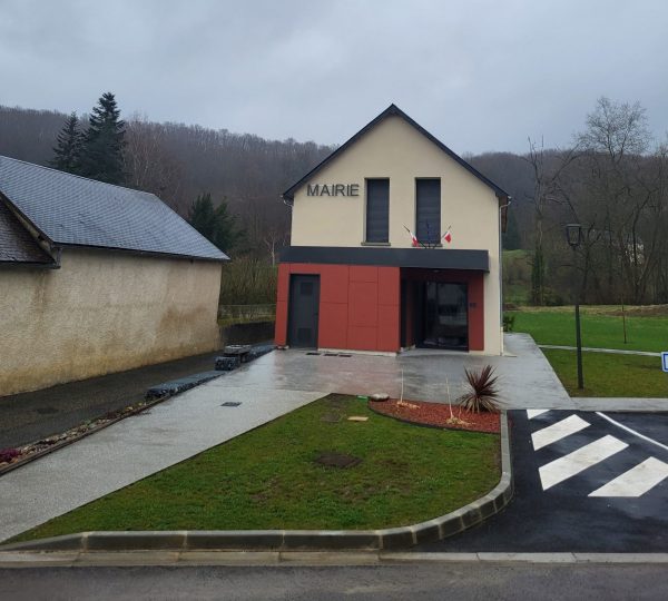 Aménagement éxtérieur d'une nouvelle mairie goudronnage Travaux publics et agricoles réalisations BMTP AGRI