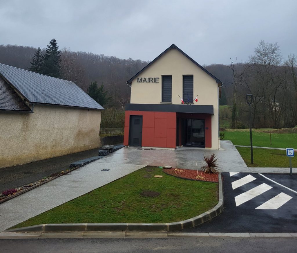 Aménagement éxtérieur d'une nouvelle mairie goudronnage Travaux publics et agricoles réalisations BMTP AGRI